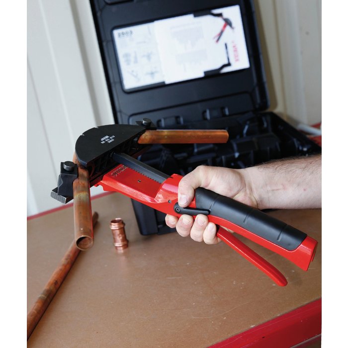 Cintreuse cuivre Virax 2503 en utilisation pour le cintrage de tubes cuivre recuits