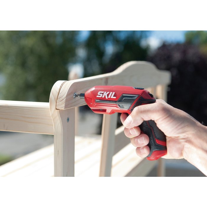 Image  d'utilisation du Tournevis sans fil 4V Max avec batterie intégrée 2710 GA skil