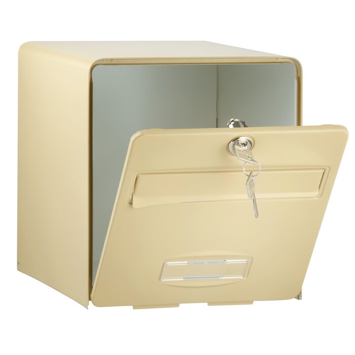 Boîte aux lettres à encastrer BALthazar BURG-WÄCHTER beige foncé avec porte ouverte à 120°, serrure à clé et porte-étiquette.