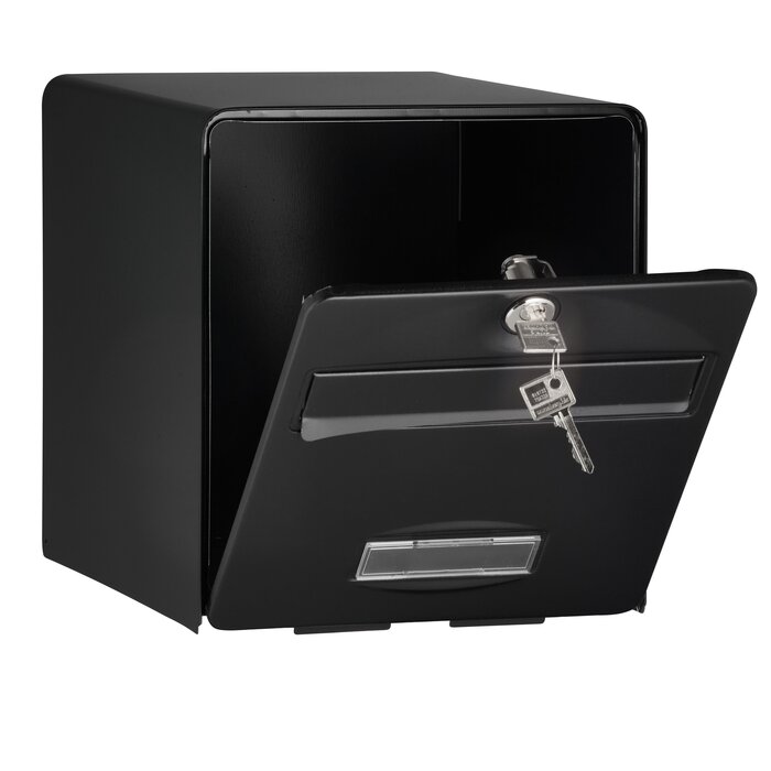 Boîte aux lettres à encastrer BALthazar BURG-WÄCHTER noire avec porte ouverte à 120°, serrure à clé et porte-étiquette.