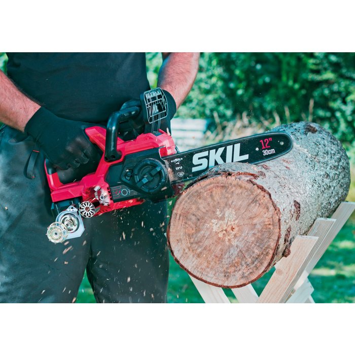 Tronçonneuse sans fil SKIL 0534 en situation d'utilisation