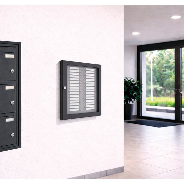 Mise en situation du Tableau nominatif mural A4 32 porte-étiquettes Leabox.com gris anthracite