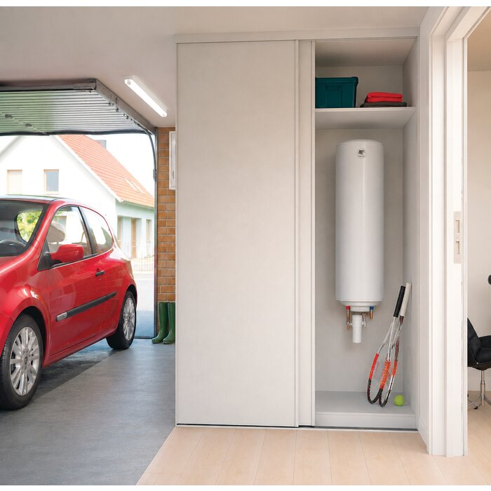 Chauffe-eau électrique vertical mural compact Blindé 50 L Thermor installé dans un garage