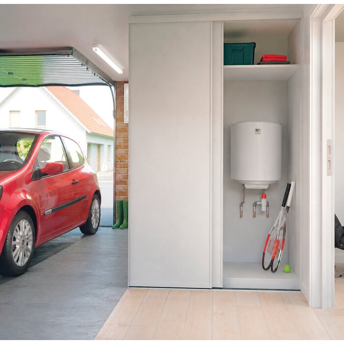 Chauffe-eau électrique vertical mural Blindé 50 L Thermor installé dans un garage