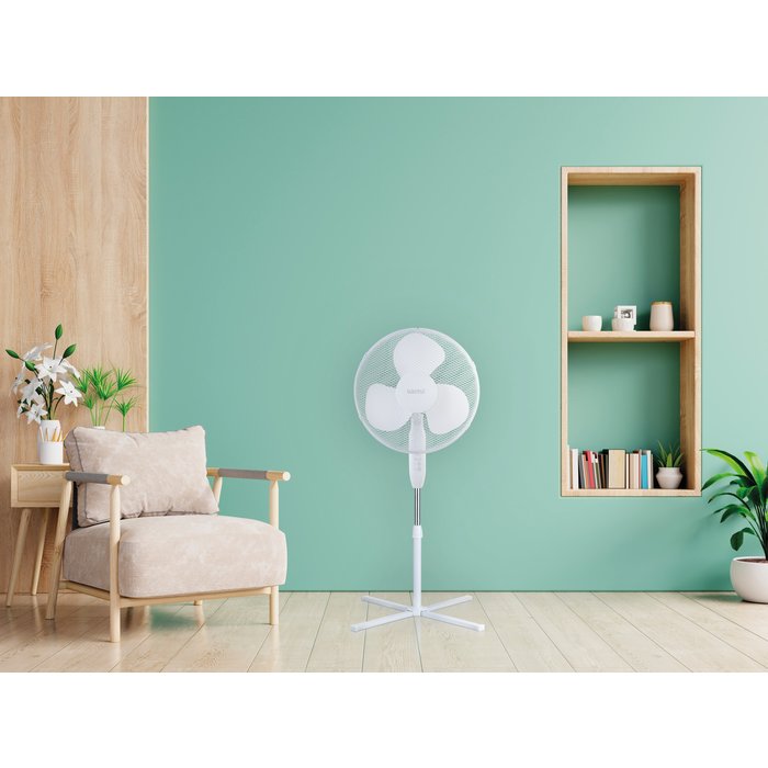 Mise en situation du ventilateur sur pied en croix blanc 40 W Ø 40 cm Varma