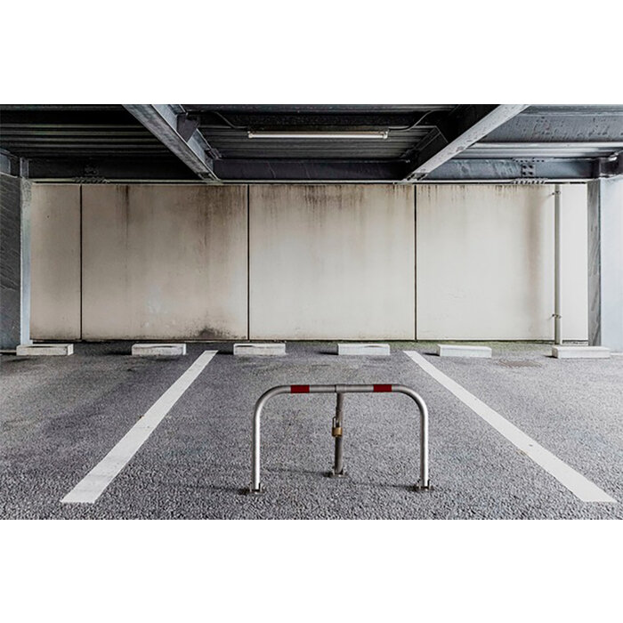 Arceau de parking rabattable Friedlin Alberts installé sur une place de stationnement