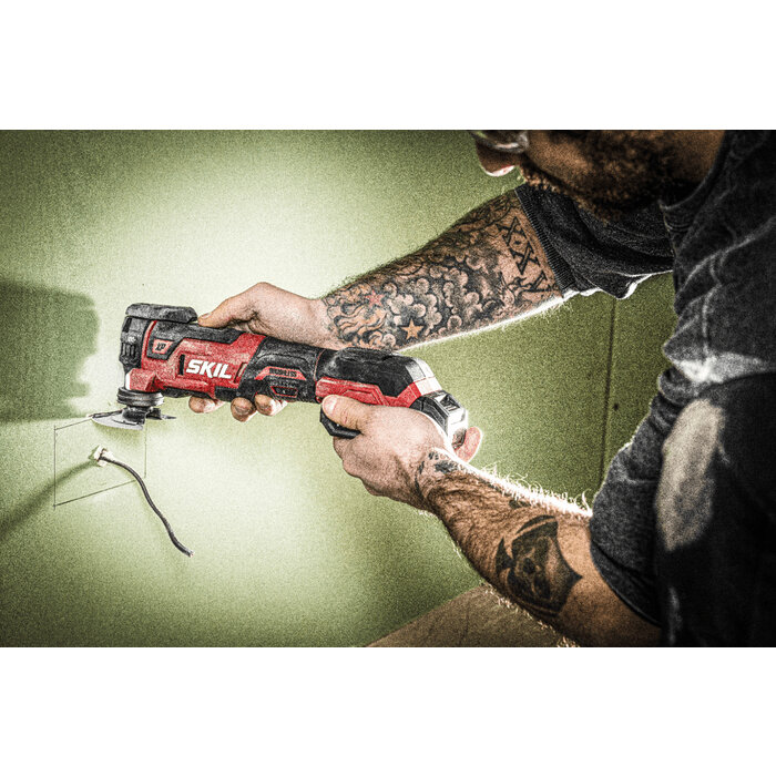 Image d'utilisation de l'Outil multifonction sans fil 20V Brushless avec batterie 2,5 Ah et chargeur rapide 3650 DA skil