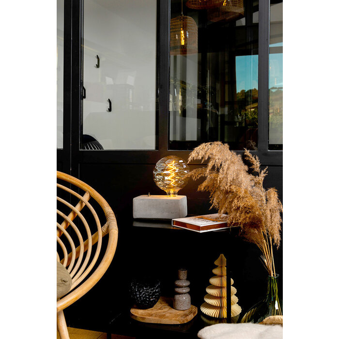 Ampoule LED décorative G150 ambrée ondulée en situation décorative