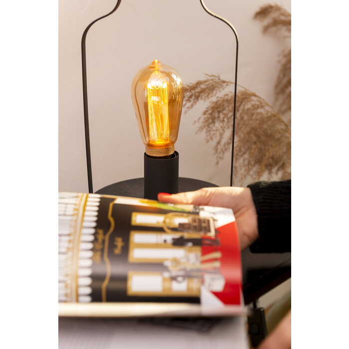 Ampoule LED Edison ST64 ambrée à filament dans une lampe décorative intérieure