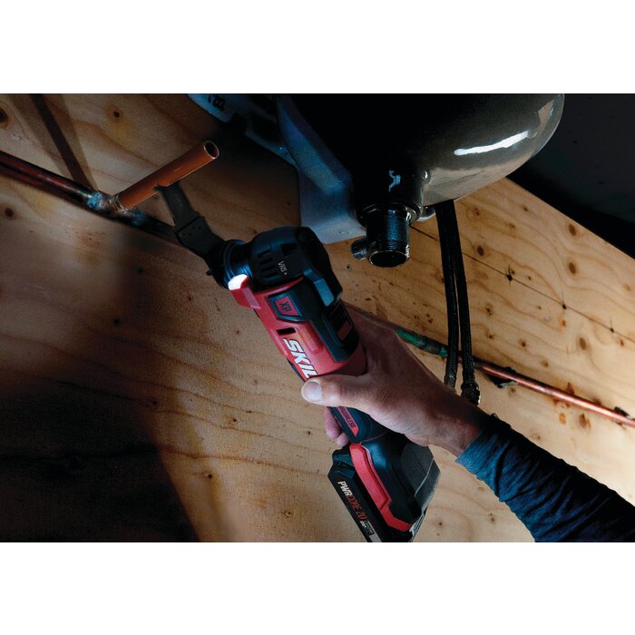 Image d'utilisation de l'Outil multifonction sans fil 20V Brushless avec batterie 2,0 Ah et chargeur rapide 3650 GA skil