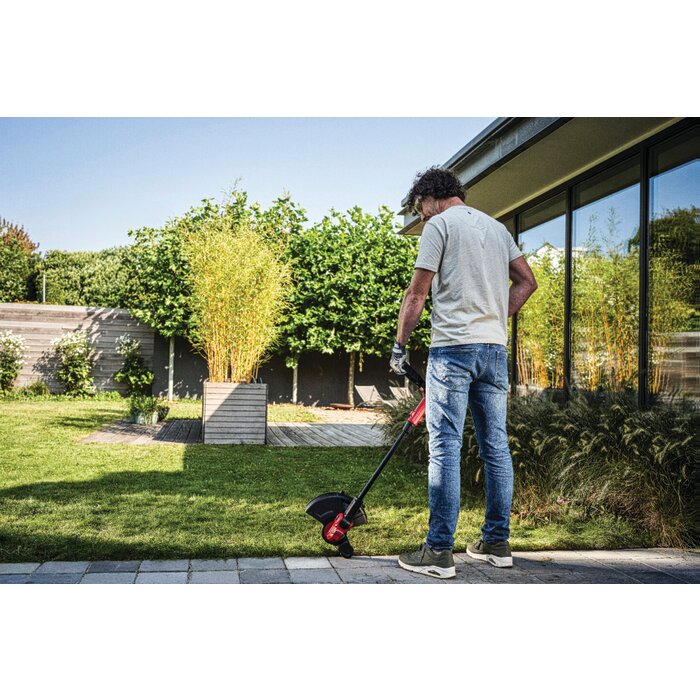 Coupe-bordures sans fil SKIL 0241 en situation d'utilisation