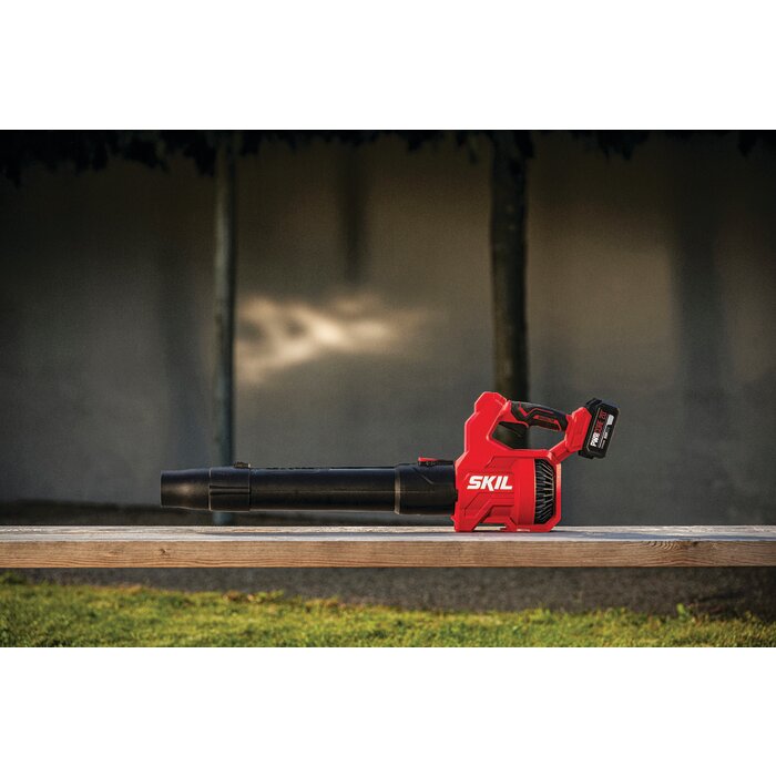 Souffleur de jardin sans fil SKIL 0331 en situation d'utilisation