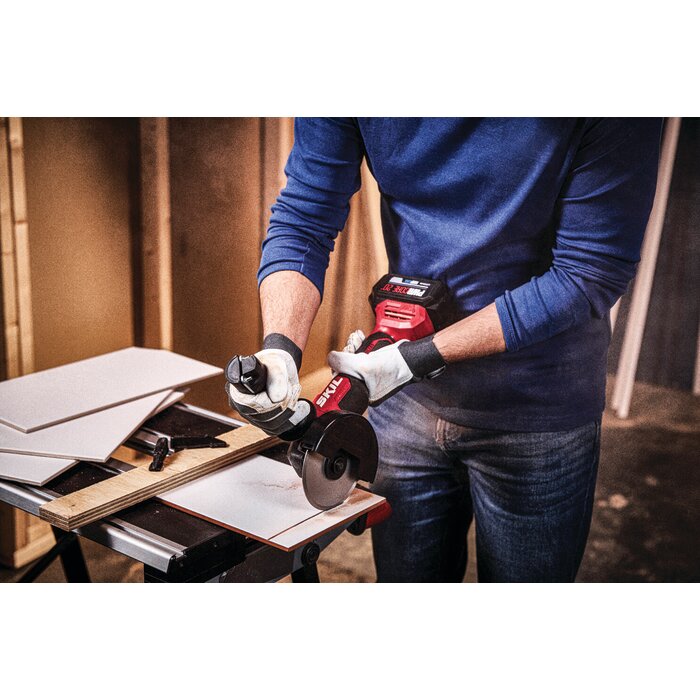 Image  d'utilisation de la meuleuse d'angle sans fil Brushless avec batterie 3922 DA skil
