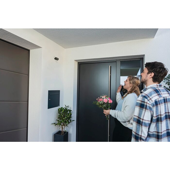 Caméra de surveillance sans fil ABUS installée à l’entrée d’une maison avec détection de visiteurs