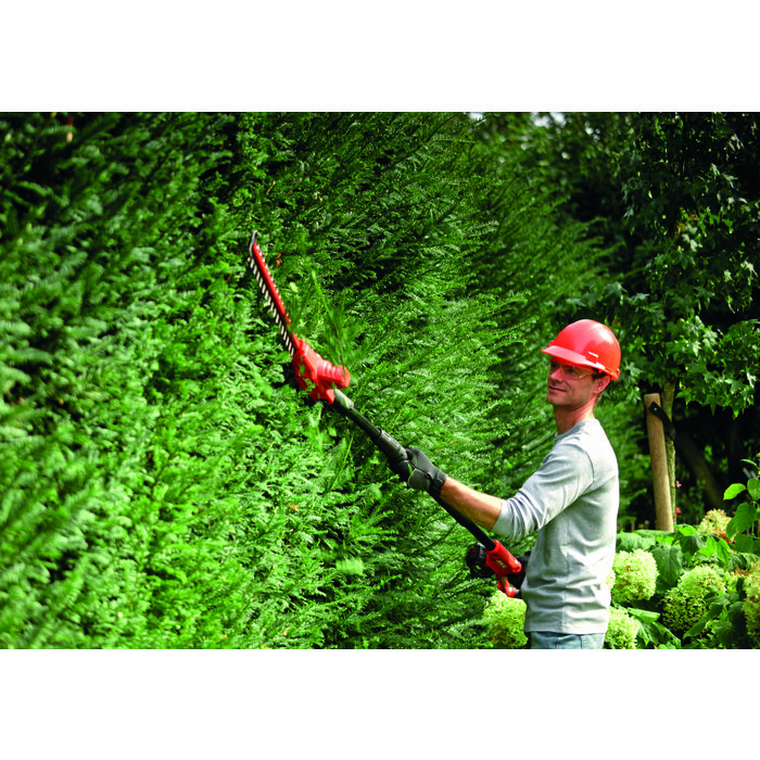 Taille-haies sur perche SKIL 0640 CA en situation d'utilisation