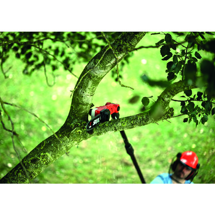 Élagueuse sur perche SKIL 0650 CA en situation d'utilisation