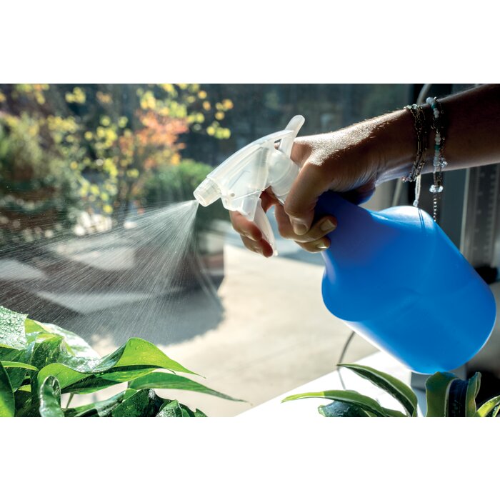Pulvérisateur à gâchette Capvert 1 L flacon bleu en utilisation