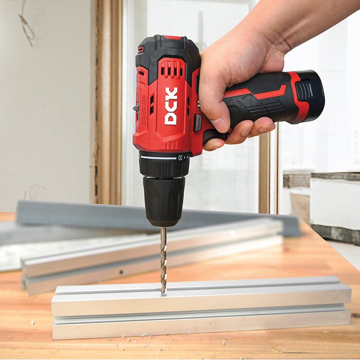 Image d'utilisation de la perçeuse 12 V DCK en action