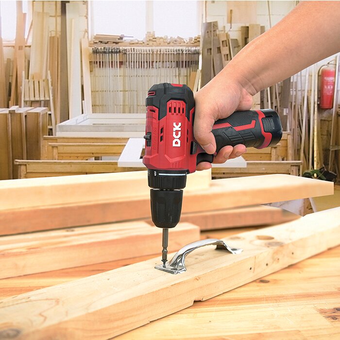 Image de la perçeuce 12 V sans fil de DCK en action
