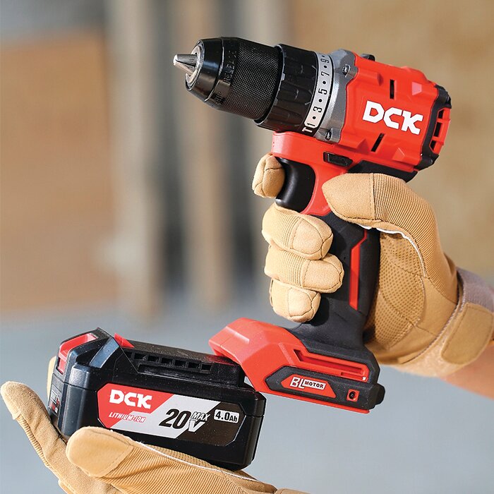 Image d'utilisation de la perçeuse à percussion 20 V DCK KDJZ2060i en action