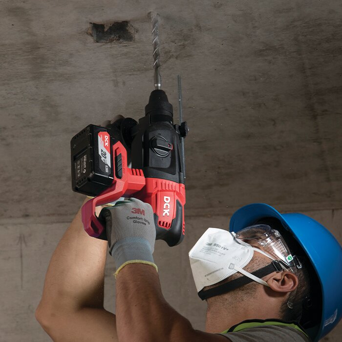 Image d'utilisation du perforateur KDZC04-24 DCK en action