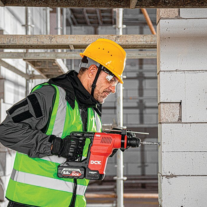 Image d'utilisation du perforateur KRH20V-28 DCK en action