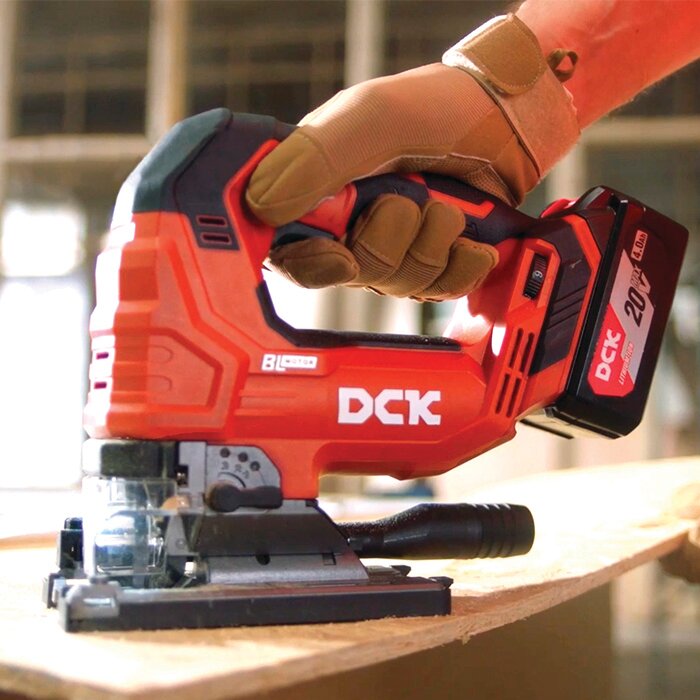 Image d'utilisation de scie sauteuse DCK en action