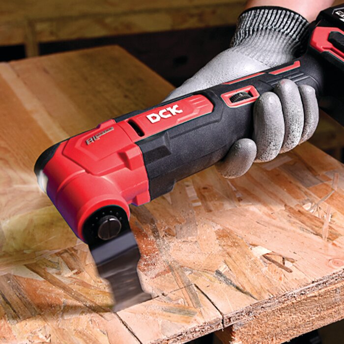 Utilisation de l'outil multifonction oscillant DCK KDMD20 sur chantier