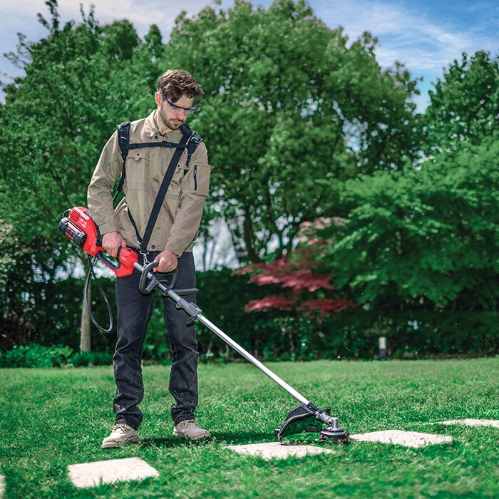 Coupe-bordure DCK 58V en utilisation