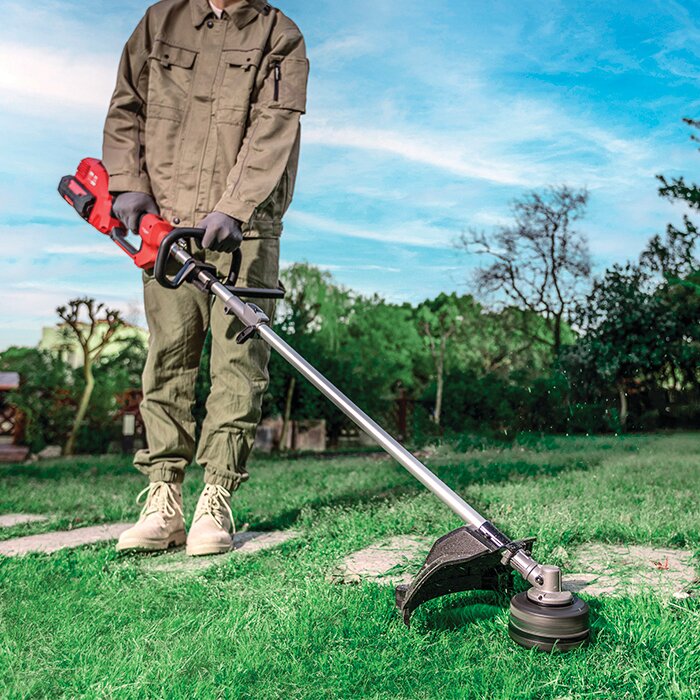 Coupe-bordure multifonction DCK en action