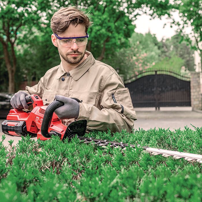 Taille-haies DCK 58V en utilisation
