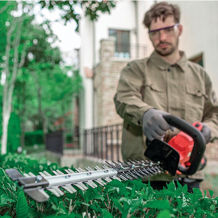 Taille-haies brushless DCK en action