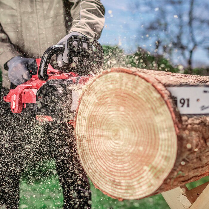 Coupe de bois avec tronçonneuse Brushless DCK