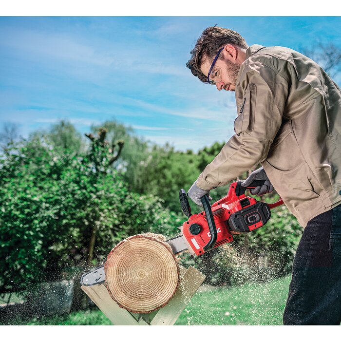 Tronçonneuse DCK 58V en action