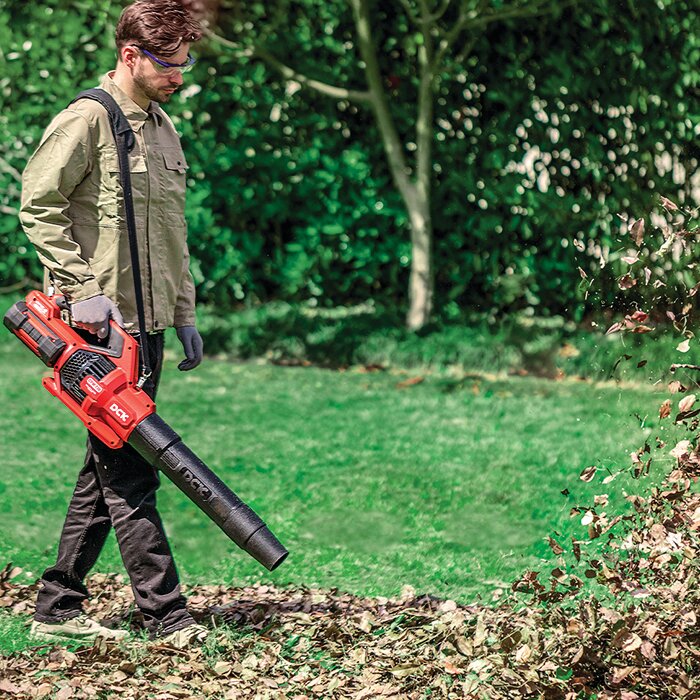 Souffleur DCK 58V en utilisation