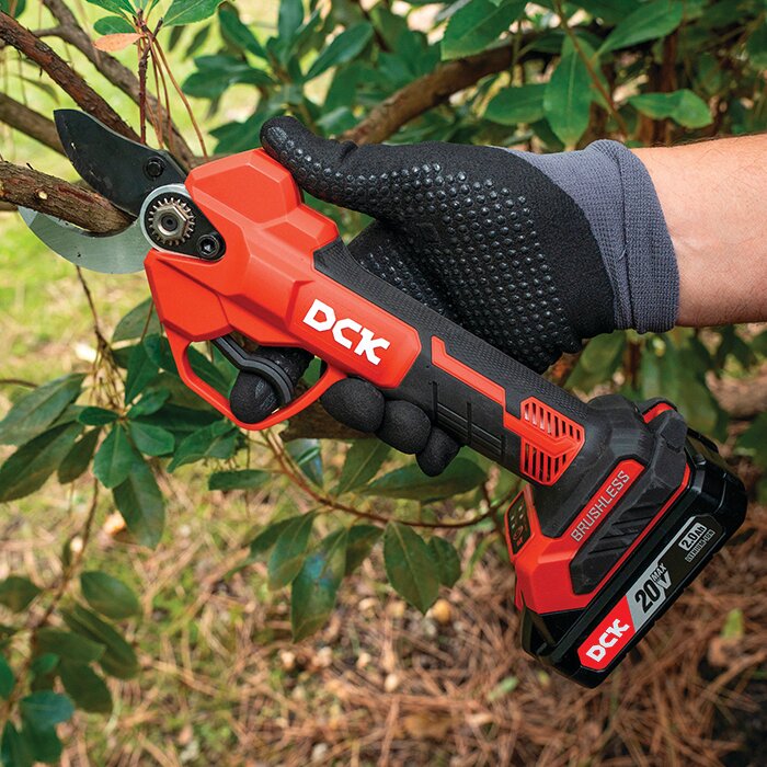 Sécateur DCK 20V en utilisation