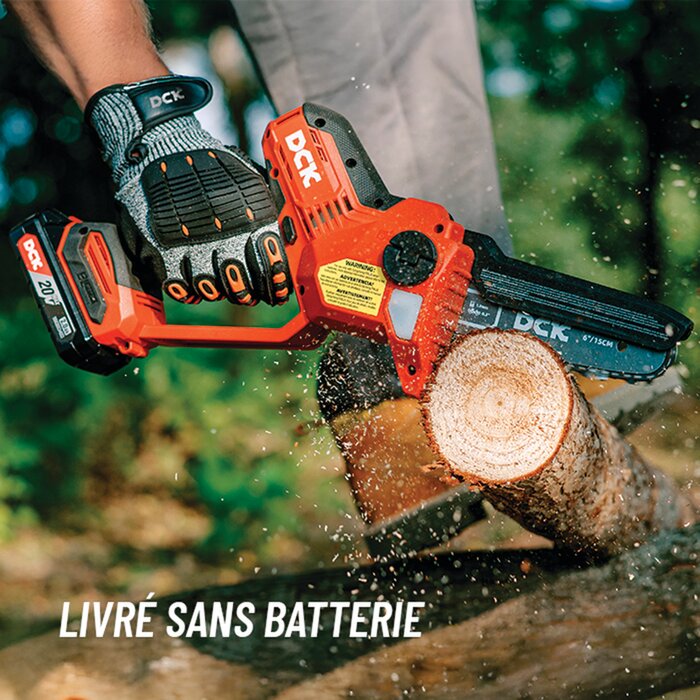Mini tronçonneuse DCK 20V en utilisation