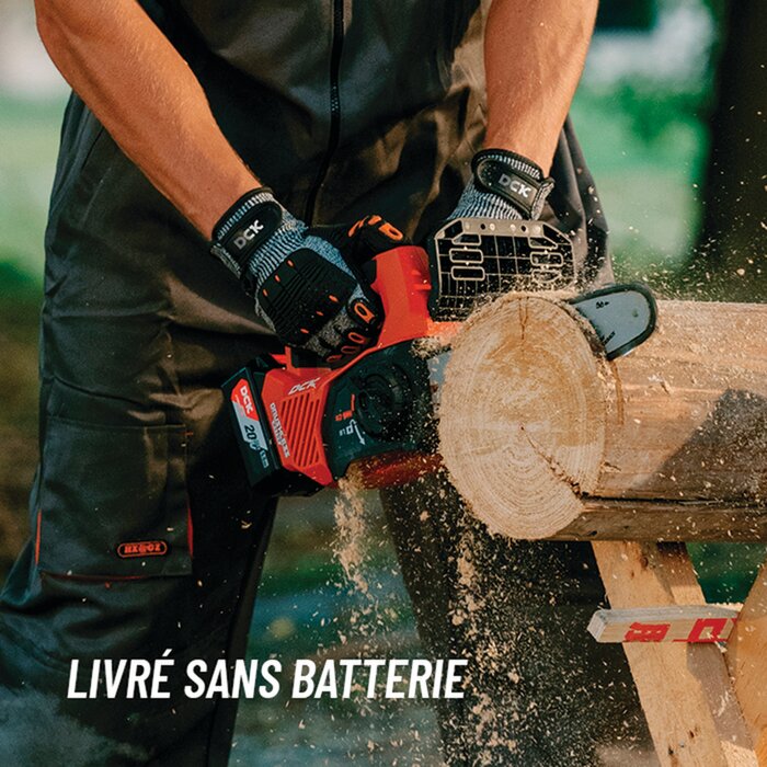 Tronçonneuse KDCS20122 Z DCK 20V en utilisation