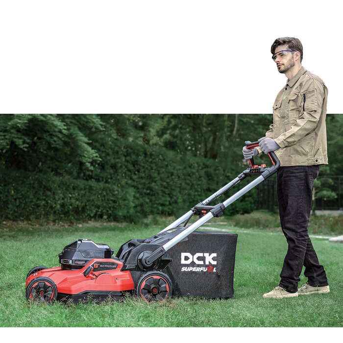 Tondeuse autotractée 58V DCK en utilisation