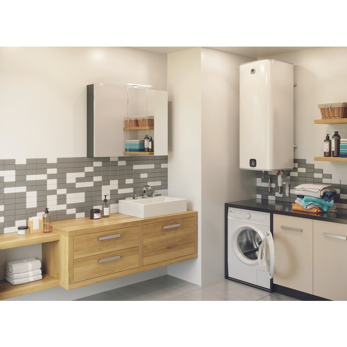 Chauffe-eau électrique carré vertical mural Malicio 3 150 L Thermor installé dans un intérieur